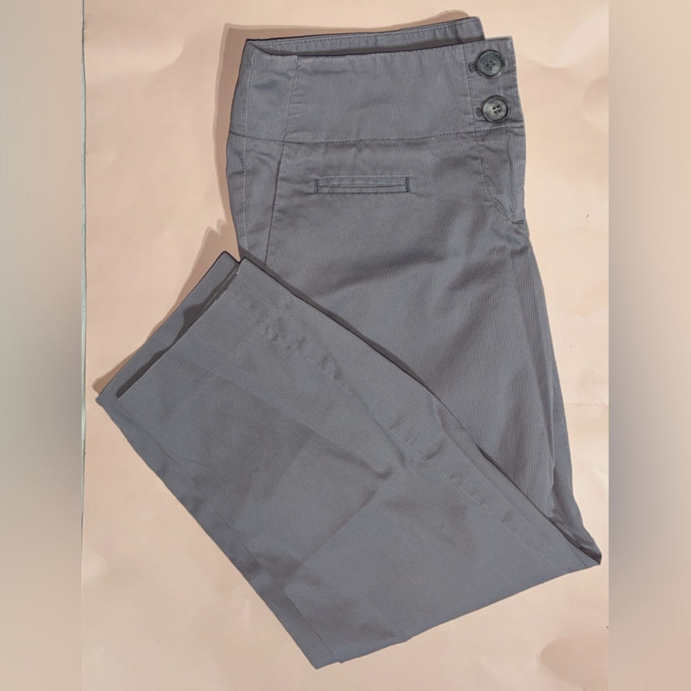 LOFT Women’s Gray Button-Detail Capris Size 00P
